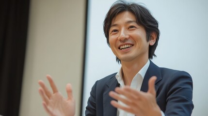 プレゼンやスピーチで聴衆に向かって話す日本人男性（講演・会社員・講師・起業・教育）