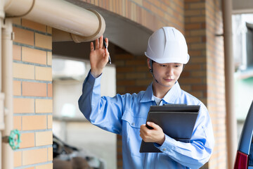 男性　ヘルメット　作業着