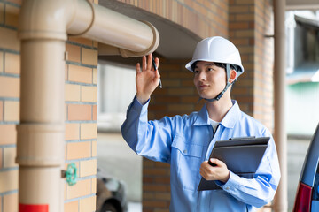 男性　ヘルメット　作業着