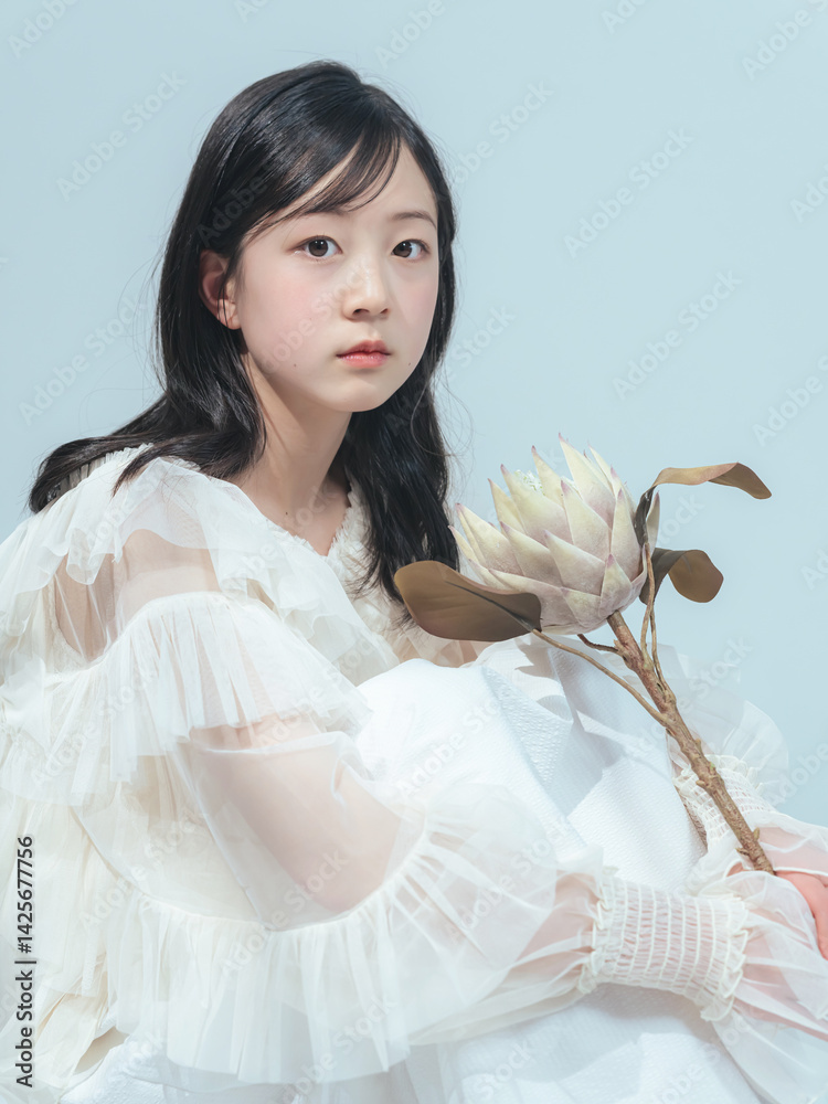 Poster 女の子、ポートレート、子供、少女、女子、ドレス、ドライフラワー、ハーフ成人式、七五三、写真館、フォトスタジオ、記念撮影、可愛い、美人、美少女、清楚、キレイめ、白バック、コピースペース、広告、ワンピース、アパレル、ファッション、コーデ、カジュアル、ウェディング、美容、スキンケア、コスメ、化粧品、ナチュラル、座る、メイク、ヘアケア、美肌、美白、美顔、子ども、小学生、キッズ、日本人、フリル、カメラ目線、