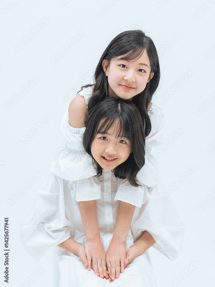 Poster 女の子、少女、姉妹、女子、子供、キッズ、笑顔、二人、ペア、ポートレート、ファミリーフォト、キッズフォト、スタジオ、写真館、記念撮影、記念写真、メモリアル、女性、10代、日本人、おしゃれ、ファッション、ドレス、ワンピース、清楚、可憐、透明感、ハッピー、幸せ、仲良し、寄り添う、ハグ、友達、小学生、白バック、広告、コピースペース、美容、スキンケア、ナチュラル、脱毛、コスメ、ボディケア、健康、元気、かわい