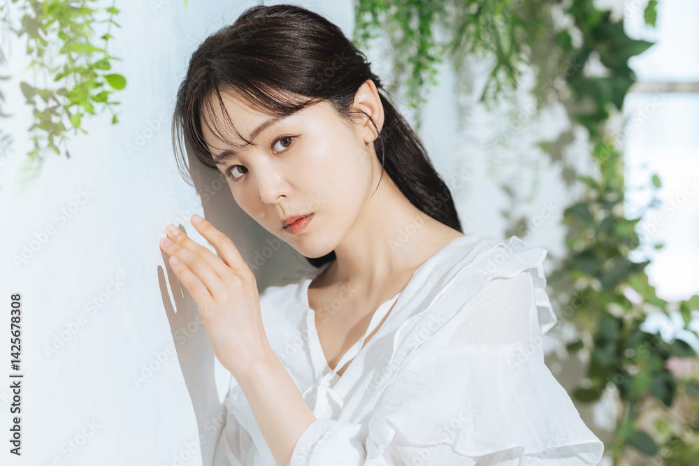 Leinwandbilder 女性、スキンケア、コスメ、化粧品、美容、ボタニカル、植物、ナチュラル、UVケア、直射日光、日差し、日焼け止め、エステ、サロン、美肌、美白、美顔、ホワイトニング、セルフケア、アンチエイジング、エイジングケア、肌ケア、30代、グリーン、自然、ポートレート、おしゃれ、透明感、清潔感、若い、ミドルエイジ、美人、メイク、シースルーバング、韓国メイク、清楚、日本人、ビューティ、ヘアケア、ハーフアップ、コピース