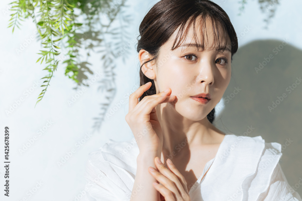Poster 女性、スキンケア、コスメ、化粧品、美容、ボタニカル、植物、ナチュラル、UVケア、直射日光、日差し、日焼け止め、エステ、サロン、美肌、美白、美顔、ホワイトニング、セルフケア、アンチエイジング、エイジングケア、肌ケア、30代、グリーン、自然、ポートレート、おしゃれ、透明感、清潔感、若い、ミドルエイジ、美人、メイク、シースルーバング、韓国メイク、清楚、日本人、ビューティ、ヘアケア、ハーフアップ、コピース
