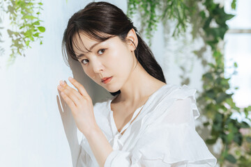 女性、スキンケア、コスメ、化粧品、美容、ボタニカル、植物、ナチュラル、UVケア、直射日光、日差し、日焼け止め、エステ、サロン、美肌、美白、美顔、ホワイトニング、セルフケア、アンチエイジング、エイジングケア、肌ケア、30代、グリーン、自然、ポートレート、おしゃれ、透明感、清潔感、若い、ミドルエイジ、美人、メイク、シースルーバング、韓国メイク、清楚、日本人、ビューティ、ヘアケア、ハーフアップ、コピース