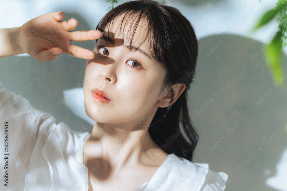 Fototapete 女性、スキンケア、コスメ、化粧品、美容、ボタニカル、植物、ナチュラル、UVケア、直射日光、日差し、日焼け止め、エステ、サロン、美肌、美白、美顔、ホワイトニング、セルフケア、アンチエイジング、エイジングケア、肌ケア、30代、グリーン、自然、ポートレート、おしゃれ、透明感、清潔感、若い、ミドルエイジ、美人、メイク、シースルーバング、韓国メイク、清楚、日本人、ビューティ、ヘアケア、ハーフアップ、コピース