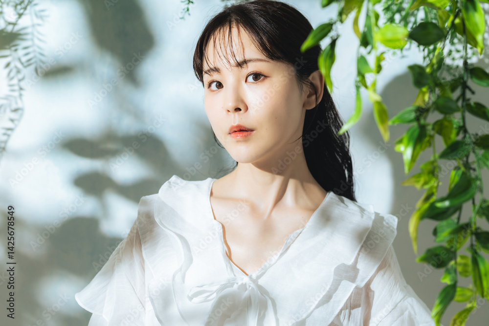 Poster 女性、スキンケア、コスメ、化粧品、美容、ボタニカル、植物、ナチュラル、UVケア、直射日光、日差し、日焼け止め、エステ、サロン、美肌、美白、美顔、ホワイトニング、セルフケア、アンチエイジング、エイジングケア、肌ケア、30代、グリーン、自然、ポートレート、おしゃれ、透明感、清潔感、若い、ミドルエイジ、美人、メイク、シースルーバング、韓国メイク、清楚、日本人、ビューティ、ヘアケア、ハーフアップ、コピース