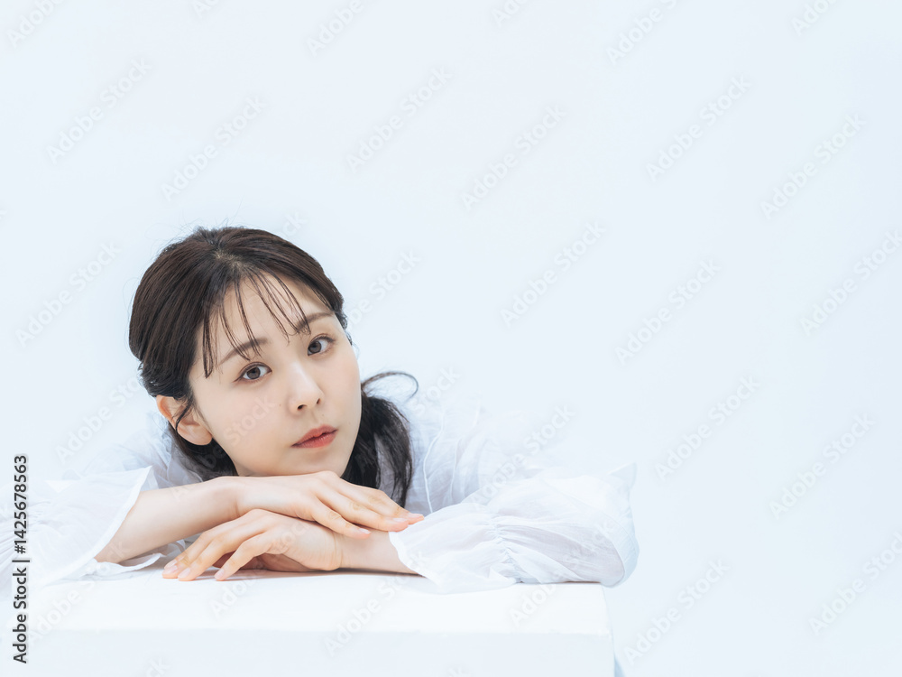 Leinwandbilder 女性、スキンケア、美容、コスメ、化粧品、脱毛、ナチュラル、美白、ホワイトニング、セルフケア、アンチエイジング、エイジングケア、UVケア、ニキビケア、ミドルエイジ、30代、若い、美肌、美顔、フェイスライン、コピースペース、白バック、広告、ポートレート、ヘアケア、エステ、サロン、美容院、日本人、女子、ファッション、ハーフアップ、ヘアスタイル、シースルーバング、カジュアル、清楚、透明感、生活感、キレイめ