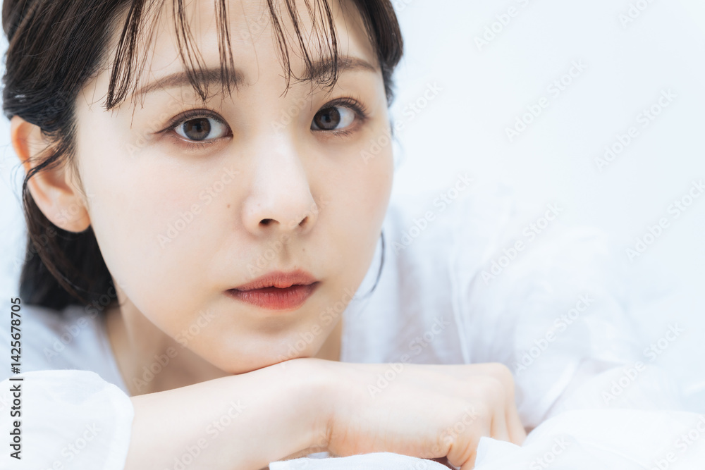 Poster 女性、スキンケア、美容、コスメ、化粧品、脱毛、ナチュラル、美白、ホワイトニング、セルフケア、アンチエイジング、エイジングケア、UVケア、ニキビケア、ミドルエイジ、30代、若い、美肌、美顔、フェイスライン、コピースペース、白バック、広告、ポートレート、ヘアケア、エステ、サロン、美容院、日本人、女子、ファッション、ハーフアップ、ヘアスタイル、シースルーバング、カジュアル、清楚、透明感、生活感、キレイめ