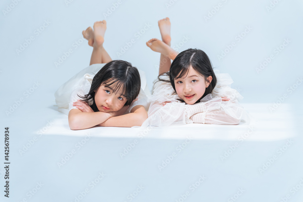 Poster 姉妹、少女、女の子、女子、ファッション、おしゃれ、友達、ポートレート、美容、アパレル、カジュアル、透明感、魅力的、コピースペース、白バック、広告、日本人、女性、小学生、子供、子ども、10代、ハーフ成人式、フォトスタジオ、写真館、記念撮影、仲良し、寄り添う、アイドル、子役、美しい、清楚、ドレス、清潔感、かわいい、リラックス、寝転ぶ、二人、コスメ、ビューティ、化粧品、成長、爽やか、ペア、ナチュラル、キ