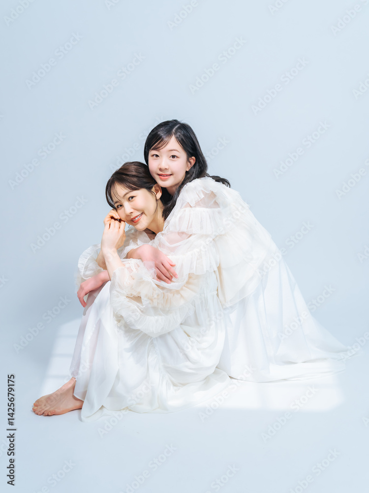 Aufkleber 親子、女子、女の子、ママ、母親、娘、子供、リラックス、ハグ、寄り添う、日本人、ドレス、ファッション、おしゃれ、抱きつく、笑顔、カメラ目線、白バック、コピースペース、広告、コスメ、化粧品、スキンケア、美容、ビューティ、アパレル、美人、少女、家庭、仲良し、サポート、ブライダル、ウェディング、ナチュラル、美しい、フリル、キレイめ、ニキビケア、女性、子ども、キッズ、ポートレート、フォトスタジオ、写真館、大