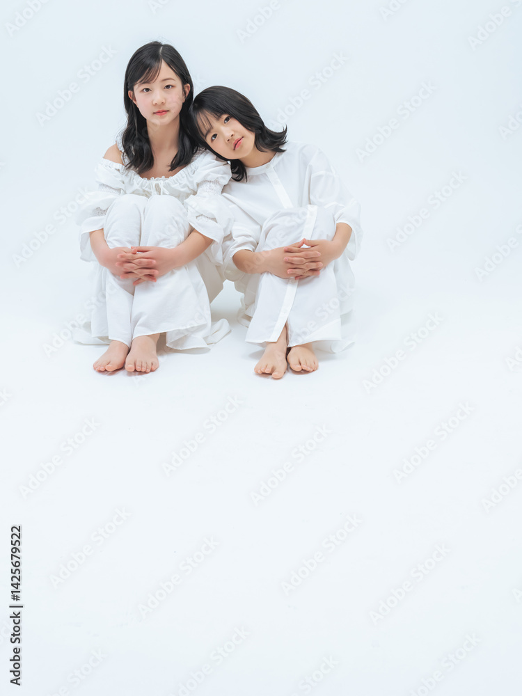 Poster 姉妹、寄り添う、少女、女の子、女子、二人、日本人、ポートレート、おしゃれ、ドレス、透明感、清潔感、仲良し、愛情、女性、子ども、子供、キッズ、ワンピース、アパレル、お姉さん、座る、全身、リラックス、安心、美容、ファッション、ビューティ、スキンケア、ボディケア、脱毛、サロン、エステ、健康、白バック、コピースペース、ライフスタイル、家族、ファミリー、小学生、フォトスタジオ、写真館、メモリアルフォト、ハー