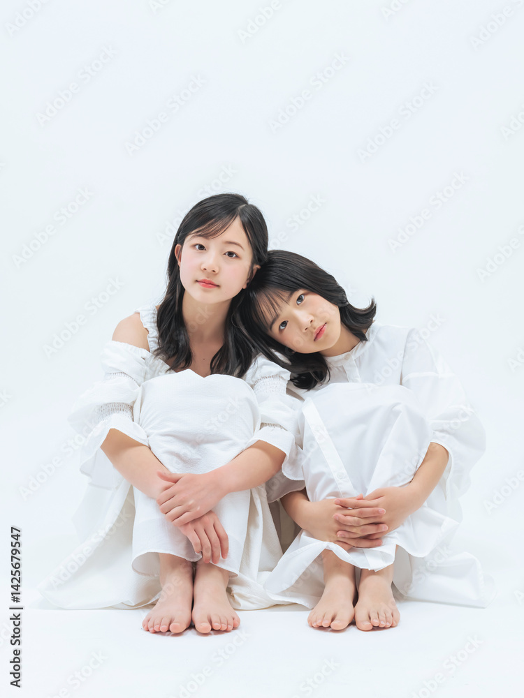 Poster 姉妹、寄り添う、少女、女の子、女子、二人、日本人、ポートレート、おしゃれ、ドレス、透明感、清潔感、仲良し、愛情、女性、子ども、子供、キッズ、ワンピース、アパレル、お姉さん、座る、全身、リラックス、安心、美容、ファッション、ビューティ、スキンケア、ボディケア、脱毛、サロン、エステ、健康、白バック、コピースペース、ライフスタイル、家族、ファミリー、小学生、フォトスタジオ、写真館、メモリアルフォト、ハー