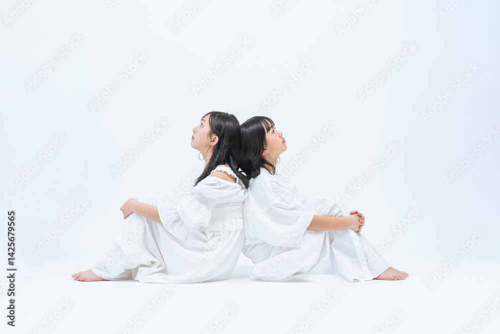 Poster 少女、女の子、見上げる、二人、ペア、希望、夢、想像、女子、子供、キッズ、子ども、姉妹、友達、将来、成長、座る、白い、ホワイトニング、漂白、清潔感、透明感、洗濯、白バック、コピースペース、広告、ドレス、ワンピース、アパレル、ファッション、日本人、女性、イマジネーション、天使、考える、期待、楽しみ、清楚、可憐、リラックス、ポートレート、全身、健康、可愛い、横顔、フォトスタジオ、写真館、未来、人物