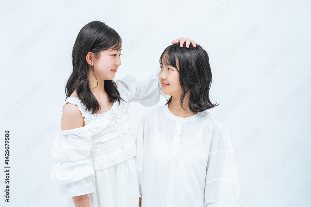Aufkleber 姉妹、少女、仲良し、かわいい、家族、ポートレート、日本人、ファッション、ドレス、おしゃれ、ハーフ成人式、卒業、写真館、フォトスタジオ、ファミリーフォト、メモリアルフォト、記念撮影、記念写真、アパレル、清楚、可憐、美少女、小学生、女性、女子、女の子、子供、キッズ、子ども、なでなで、可愛がる、愛情、寄り添う、ファミリー、成長、お姉さん、年子、美容、ライフスタイル、笑顔、黒髪、明るい、コピースペース、白