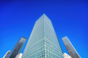 Obraz premium A Majestic Skyscraper Reaching for the Clear Blue Sky