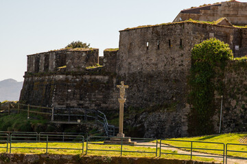 Ansichten der kleinen Bucht von Fisterra mit der Burg