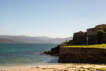 Ansichten der kleinen Bucht von Fisterra mit der Burg