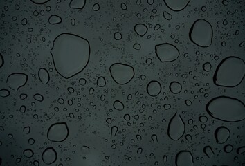 Wassertropfen auf dunklem Hintergrund