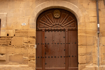 Haustore in der Pilgerstadt Puente de la Raina