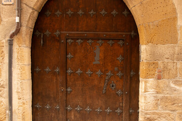 T&uuml;ren, fest und stark in der Pilgerstadt Puente de la Raina