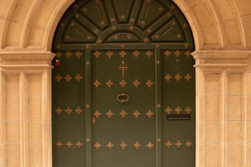 T&uuml;ren, fest und stark in der Pilgerstadt Puente de la Raina