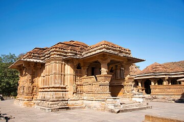 Obraz premium Beautifully carved temple in The Sahasra Bahu temple complex or Sasbahu Temples, Nagda, Rajasthan
