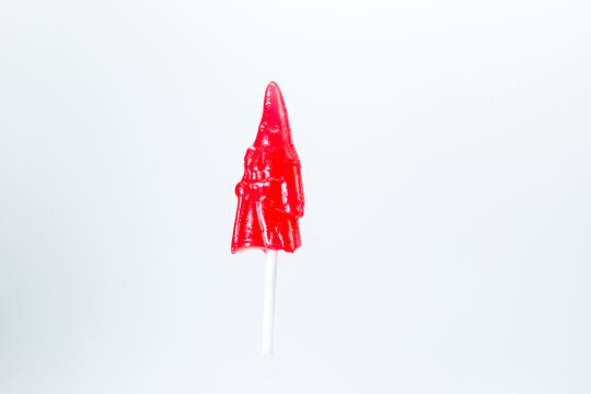 Caramelo con palito y forma de penitente para la Semana Santa