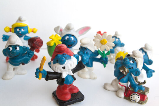 Set de pitufos. Figuritas de pvc y fondo blanco