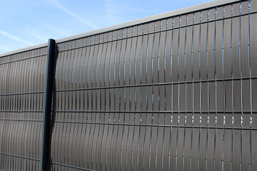 Clôture gris anthracite, en lattes PVC rigide