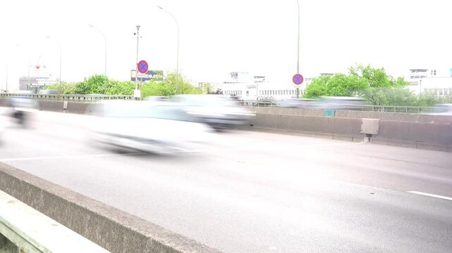 Vue tr&egrave;s acc&eacute;l&eacute;r&eacute;e de voitures sur le p&eacute;riph&eacute;rique parisien