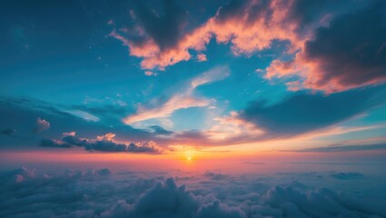 Obraz premium Stunning sky illuminated by the sun's golden hues with dense clouds in twilight.