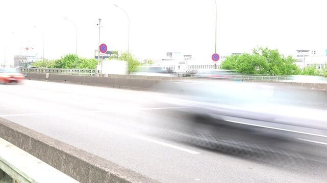Vue acc&eacute;l&eacute;r&eacute;e de voitures sur le p&eacute;riph&eacute;rique parisien