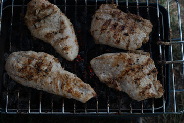 photo Delicious Grilled Chicken Breast Recipes Perfectly Cooked on Charcoal Grill for a Juicy and Flavorful Addition to Any Meal or Outdoor Barbecue Gathering Experience