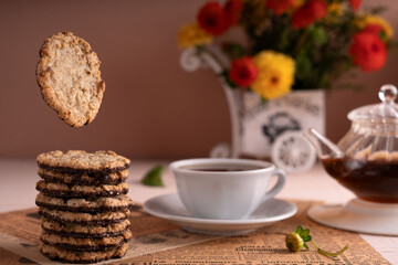 photo Indulge in the Perfect Harmony of Freshly Brewed Tea and Crisp Cookies Paired with Vibrant Floral Arrangements for a Delightful and Exquisite Tea Time Experience