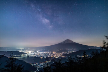 春の新道峠ツインテラスから夜景と富士山に昇る天の川