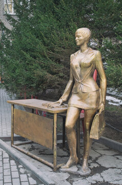 Novosibirsk, Russia 04.22.2025: Sculpture symbolizing the image of a businesswoman