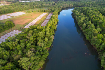 Obraz premium Overhead view of seeded fields protected by plastic along the Catawba River in Sotuh Carolina