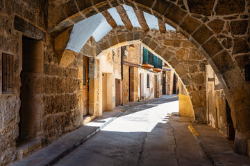 Obraz premium Beautiful corner of the town of Beceite with stone arches that form the houses on the narrow streets, Teruel.