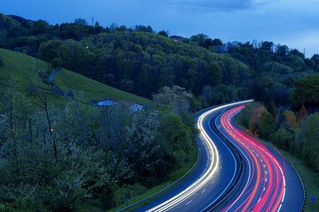 Under the soft darkness of the night, the lights of the cars shone on the road, illuminating the way like beacons guiding travelers on the AP-8 in the Basque Country.
