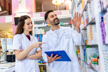 Obraz premium Shot of two pharmacists working together in a drugstore