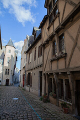 Obraz premium Rue pavée Vieux Angers Ville Médiévale Bâtiments Anciens Colombages