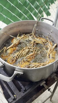 Friendo langostas en aceite