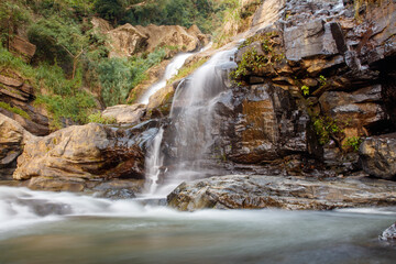 Obraz premium A waterfall is flowing down a rocky cliff