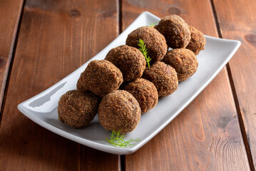 Piatto di polpette di manzo fritte 