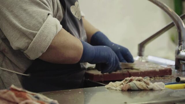 01-05-2022. Pontecesures, A Coru&ntilde;a, Spain. Fishmonger&rsquo;s Hands Cleaning Fresh Fish at Market Stall &ndash; D-Log Profile - 1550
