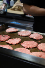 carne de hamburguesas friéndose a la plancha