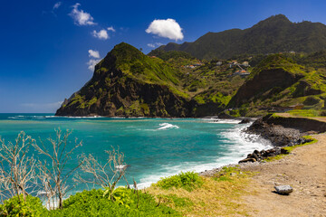 Egzotyczny krajobraz morski z wybrzeżem nad Oceanem Atlantyckim na portugalskiej wyspie Madera, podróż po Europie, tło lub tapeta do projektu © anettastar