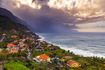 Egzotyczny krajobraz morski z wybrzeżem nad Oceanem Atlantyckim na portugalskiej wyspie Madera (Ponta Delgada), podróż po Europie, tło lub tapeta do projektu © anettastar