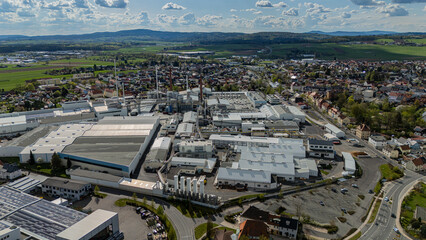 Obraz premium Panoramic view of a town with a large industrial complex