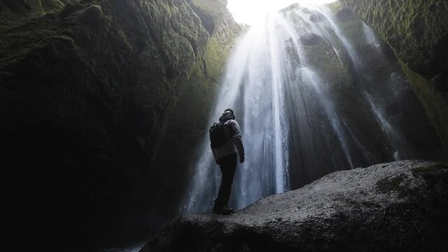 Explorador ante la cascada escondida